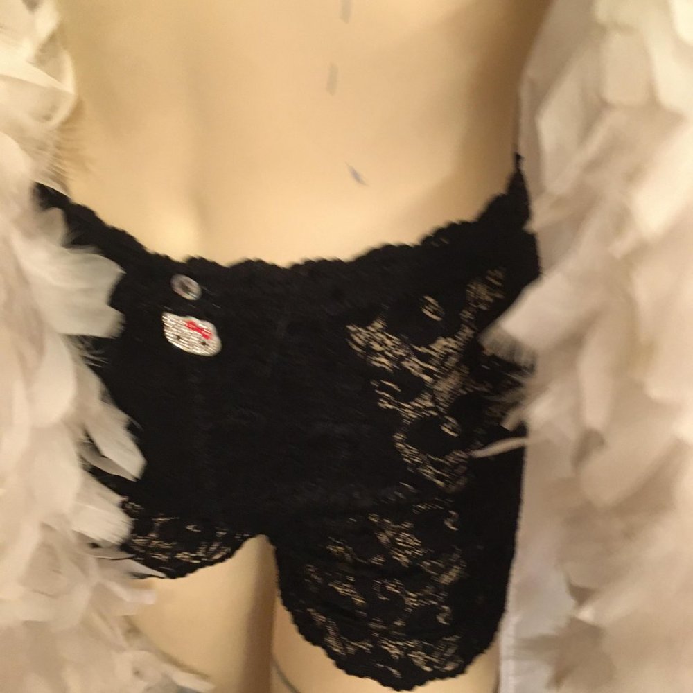 GORGEOUS pin up style lace bra and shorts set with hello kitty crystal details - Picture 8 of 12